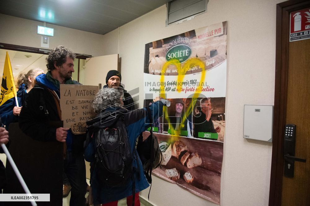Farmers Invade The Hall At Lactalis Headquarters - Laval