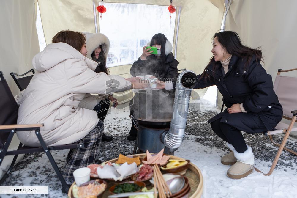 Xinhua Headlines: Snow tourism mania heats up China's "furnace city"