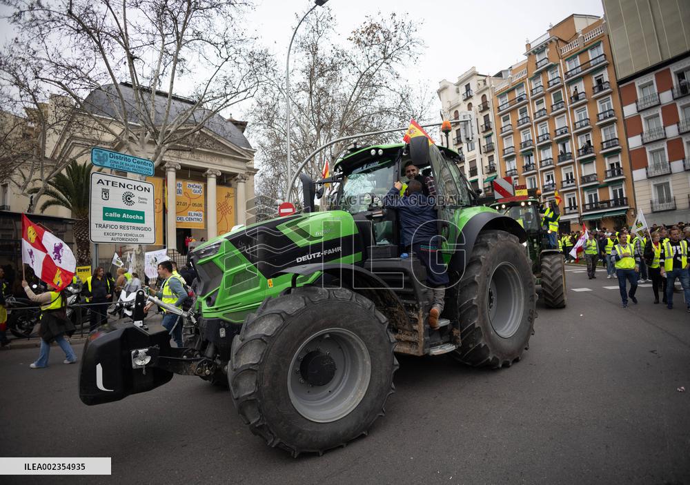 Police Clash With Hundreds Of Protesting Farmers - Madrid