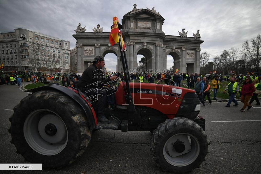 Police Clash With Hundreds Of Protesting Farmers - Madrid