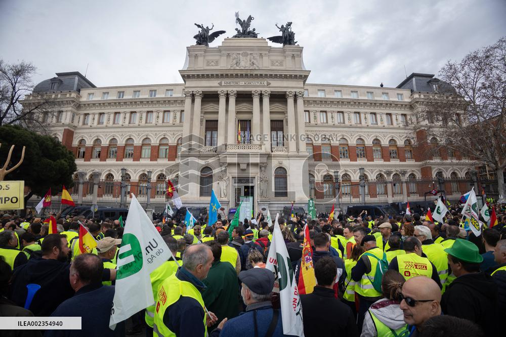 Police Clash With Hundreds Of Protesting Farmers - Madrid
