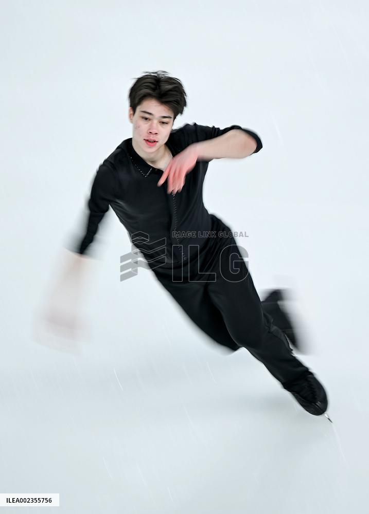 (SP)CHINA-INNER MONGOLIA-HULUN BUIR-14TH NATIONAL WINTER GAMES-FIGURE SKATING-TEAM (CN)