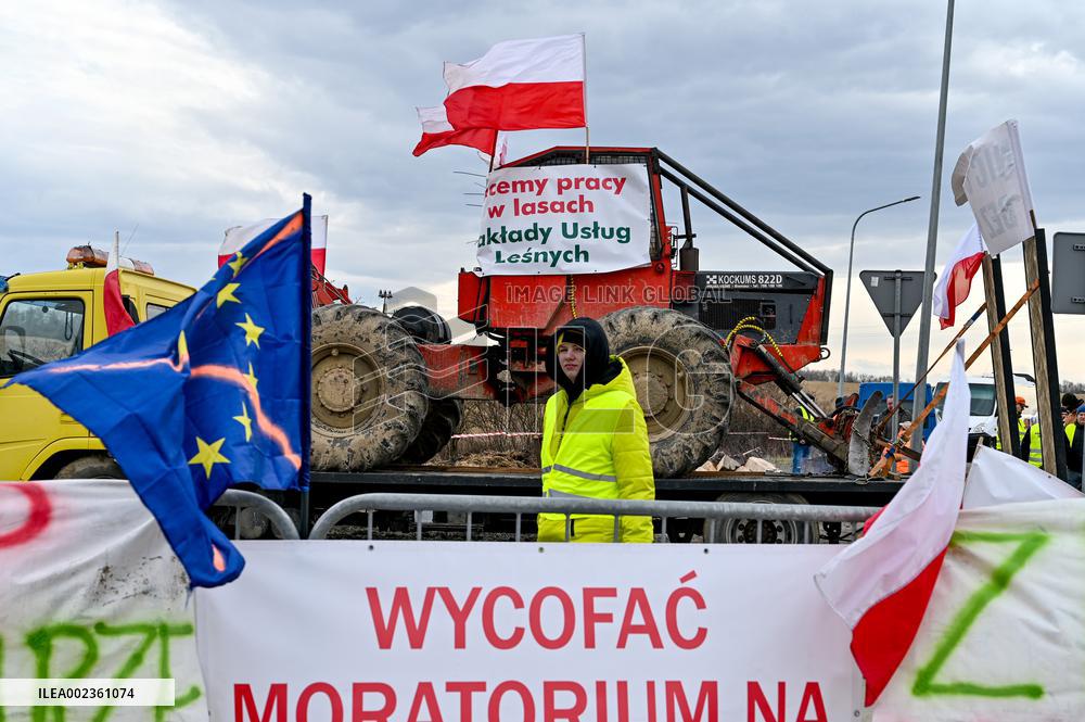 Polish protesters at Shehyni-Medyka border crossing