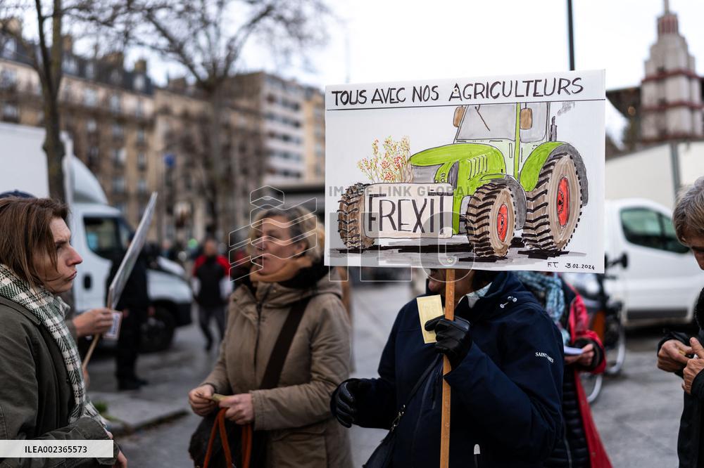 Farmers Protest On Eve Of Agricultural Fair - Paris