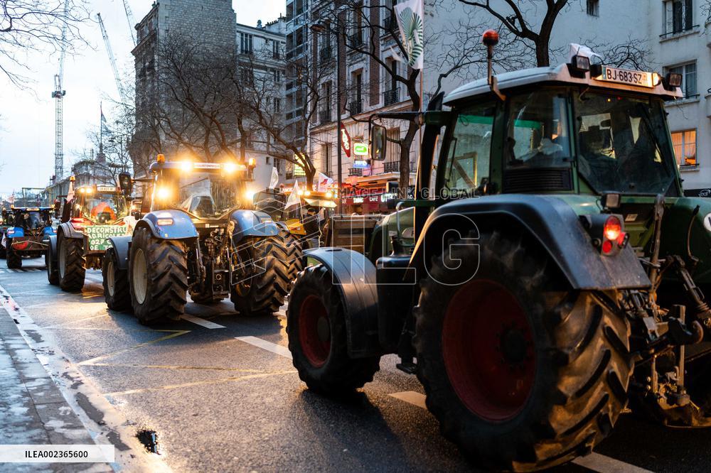Farmers Protest On Eve Of Agricultural Fair - Paris