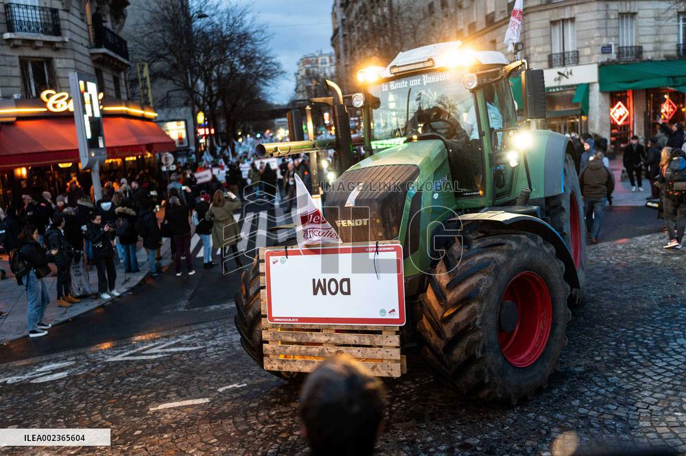 Farmers Protest On Eve Of Agricultural Fair - Paris