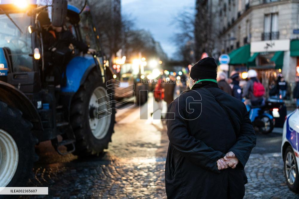 Farmers Protest On Eve Of Agricultural Fair - Paris