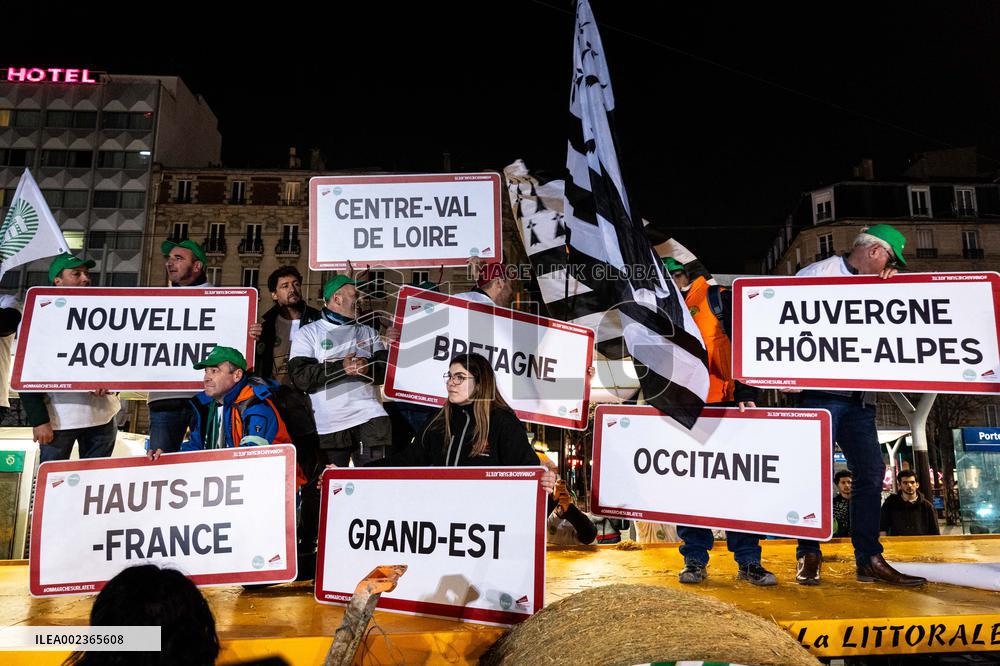 Farmers Protest On Eve Of Agricultural Fair - Paris