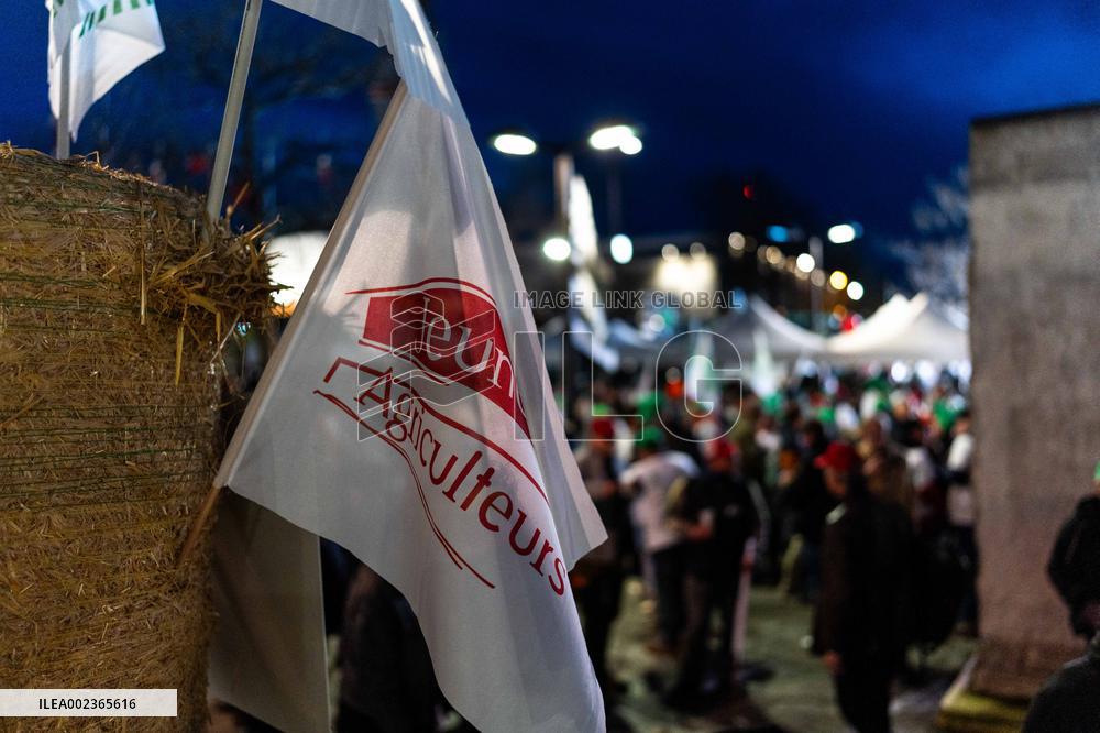 Farmers Protest On Eve Of Agricultural Fair - Paris