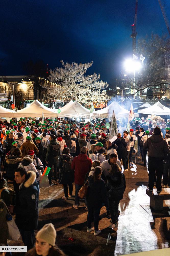 Farmers Protest On Eve Of Agricultural Fair - Paris