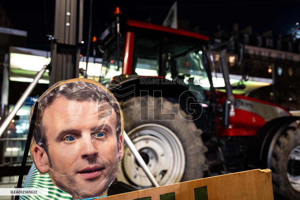 Farmers Protest On Eve Of Agricultural Fair - Paris