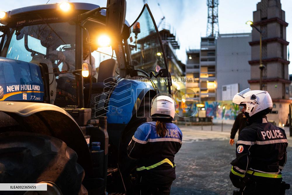Farmers Protest On Eve Of Agricultural Fair - Paris