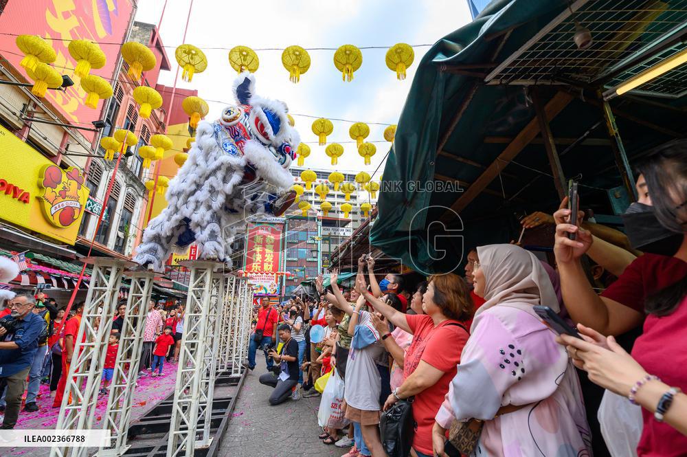 MALAYSIA-KUALA LUMPUR-LANTERN FESTIVAL-LION DANCE