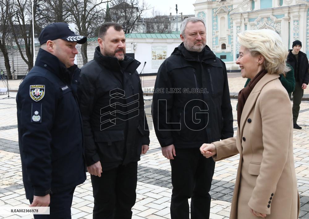 Combat vehicles conveyed to front line in Kyiv