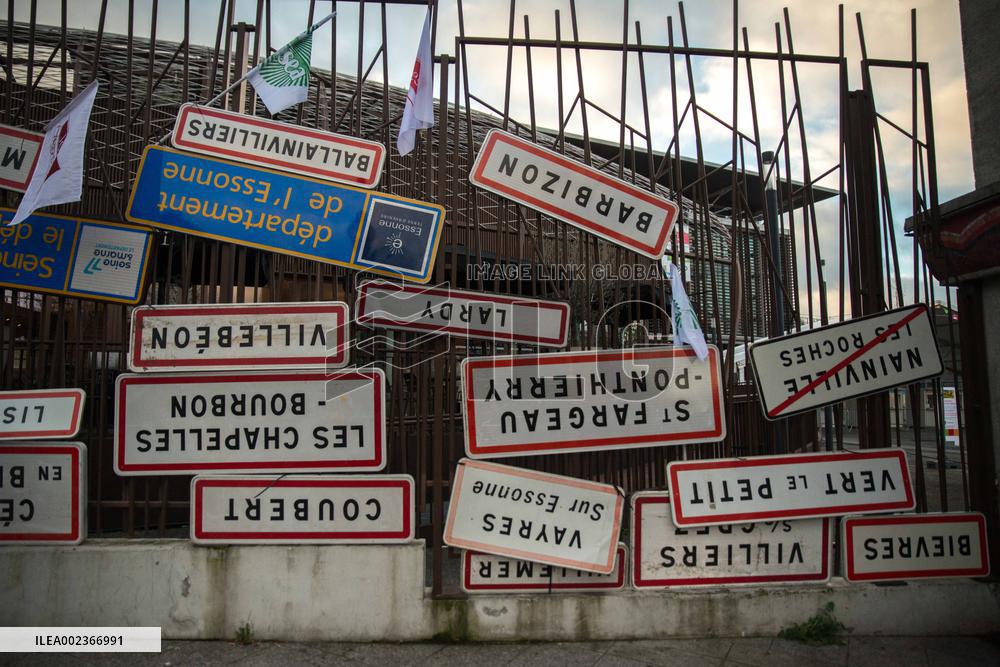 Farmers' Demonstration In Front Of The Agricultural Show - Paris