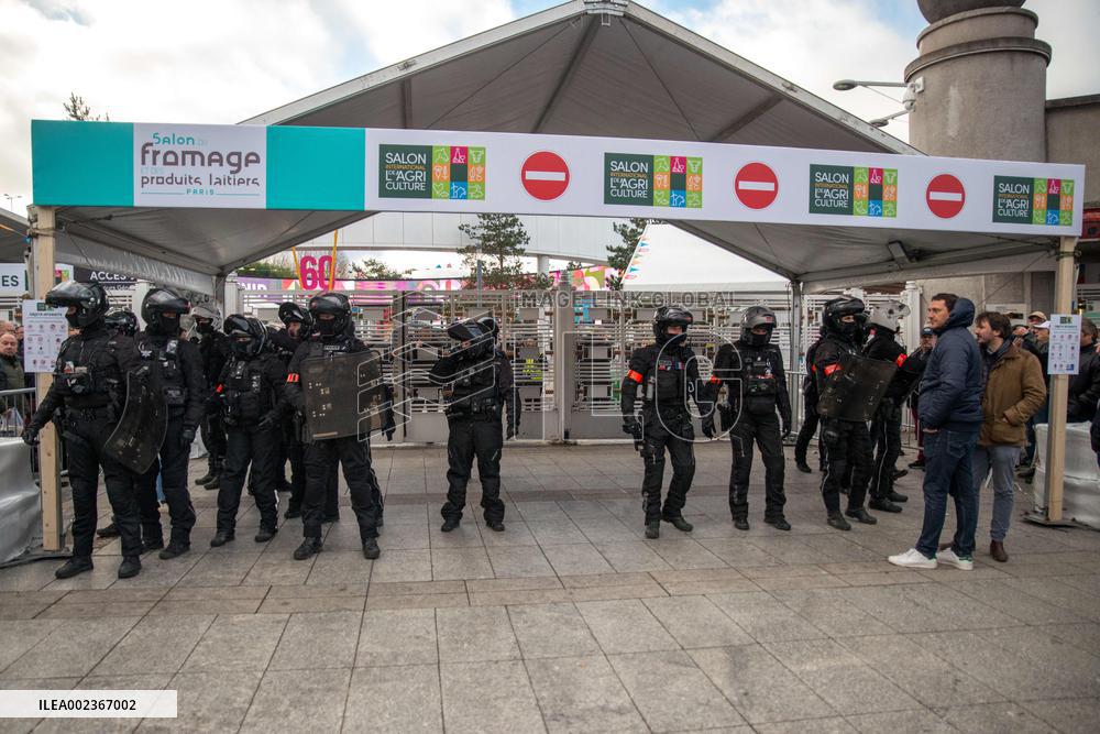 Farmers' Demonstration In Front Of The Agricultural Show - Paris