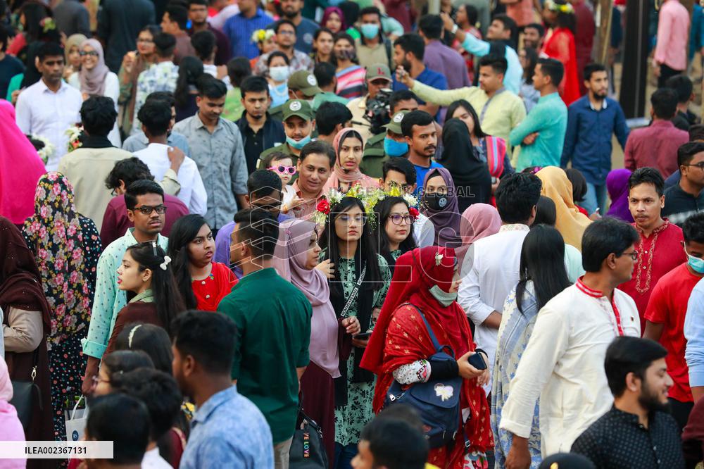 Book Fair Draws Huge Crowd - Dhaka
