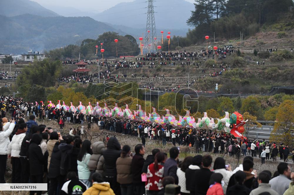 CHINA-FUJIAN-LIANCHENG-DRAGON DANCE PARADE-LANTERN FESTIVAL (CN)