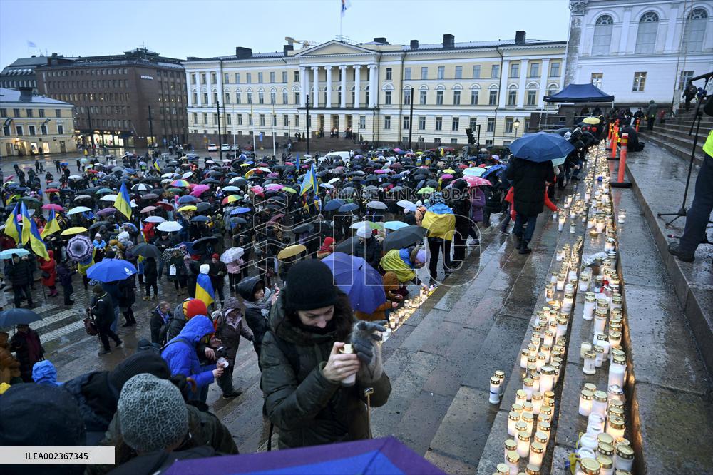 Valoa Ukrainaan -kynttilätapahtuma Senaatintorilla