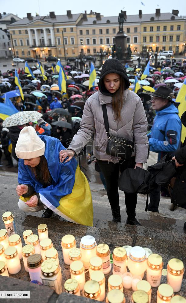 Valoa Ukrainaan -kynttilätapahtuma Senaatintorilla