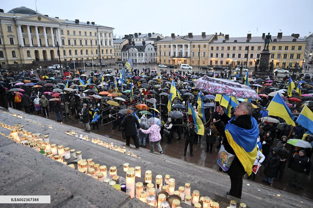 Valoa Ukrainaan -kynttilätapahtuma Senaatintorilla