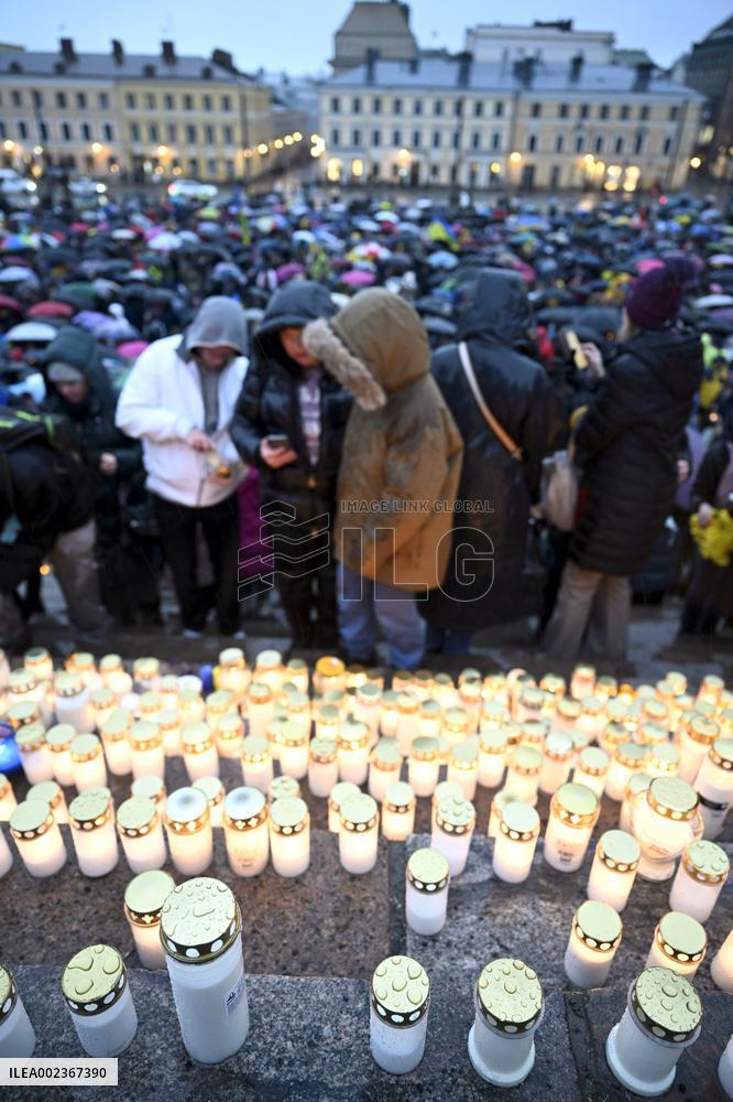 Valoa Ukrainaan -kynttilätapahtuma Senaatintorilla