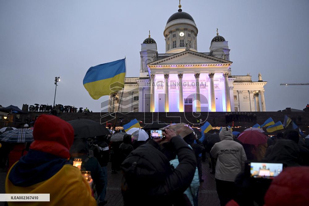 Valoa Ukrainaan -kynttilätapahtuma Senaatintorilla