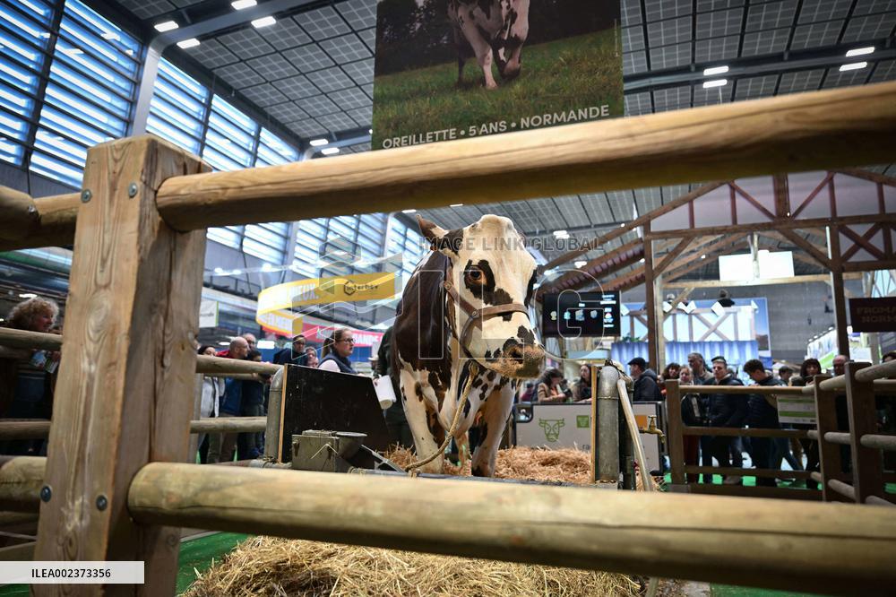 Jordan Bardella Visits Agricultural Fair - Paris