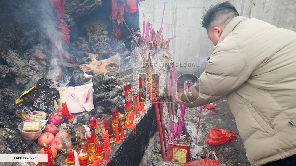 Pilgrims Worship Sacred Stone in Enshi