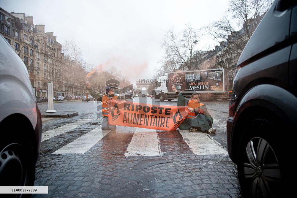 Climate Activists Block Traffic Near Arc de Triomphe - Paris