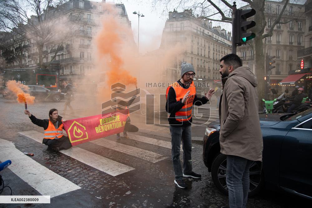 Climate Activists Block Traffic Near Arc de Triomphe - Paris