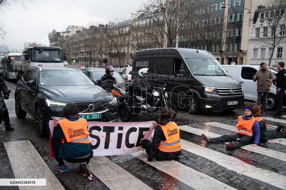 Climate Activists Block Traffic Near Arc de Triomphe - Paris