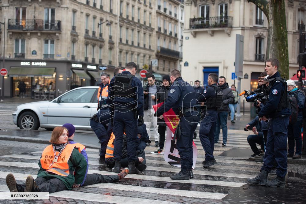 Climate Activists Block Traffic Near Arc de Triomphe - Paris