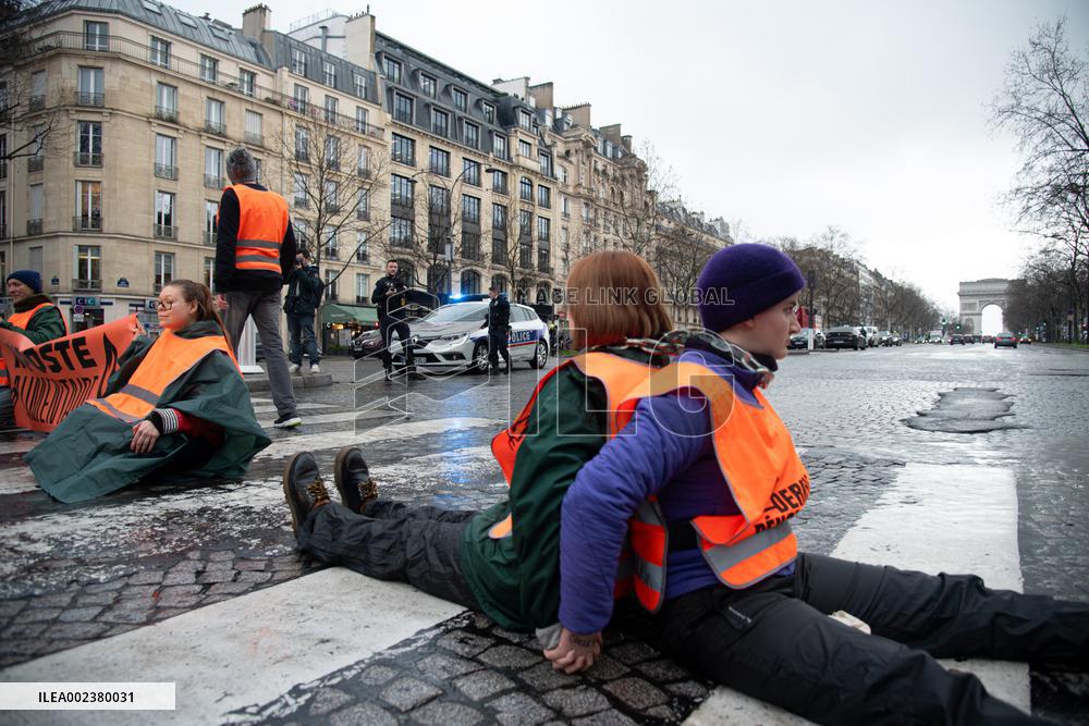 Climate Activists Block Traffic Near Arc de Triomphe - Paris