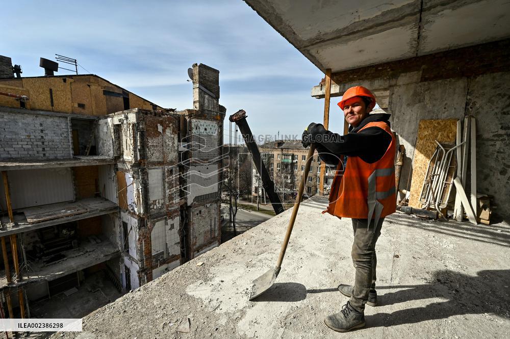 Rebuilding houses in Zaporizhzhia