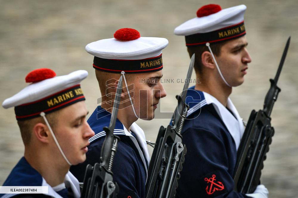 Military Honors Ceremony To Emir Of Qatar - Paris