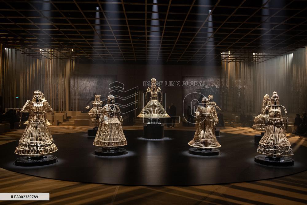 PFW Dior Backstage Runway