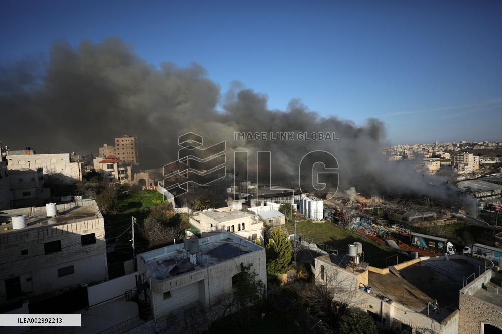 MIDEAST-HEBRON-FACTORY-FIRE
