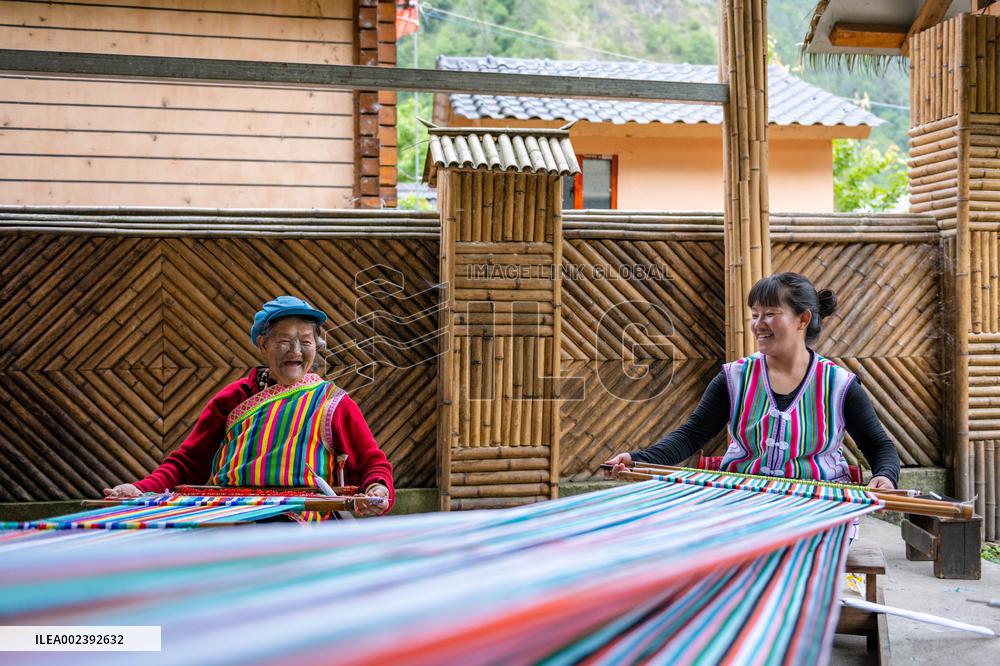 CHINA-YUNNAN-DRUNG ETHNIC GROUP-MODERN LIFE-TRANSFORMATION (CN)