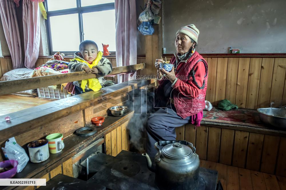 Tibetan Women in Zakana