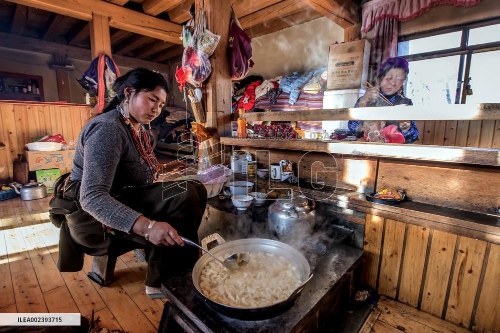 Tibetan Women in Zakana