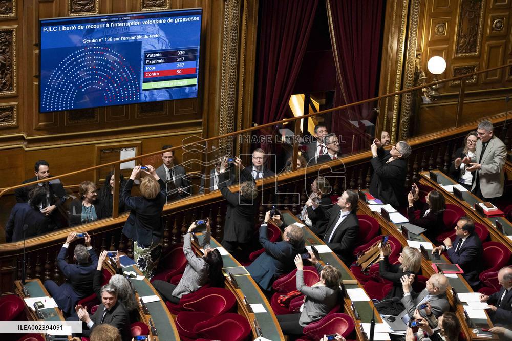 Senate Votes To Enshrine Abortion Rights In Constitution - Paris