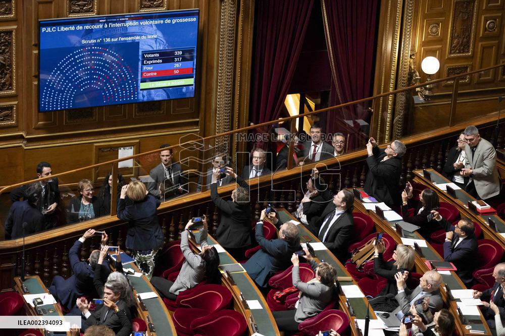 Senate Votes To Enshrine Abortion Rights In Constitution - Paris