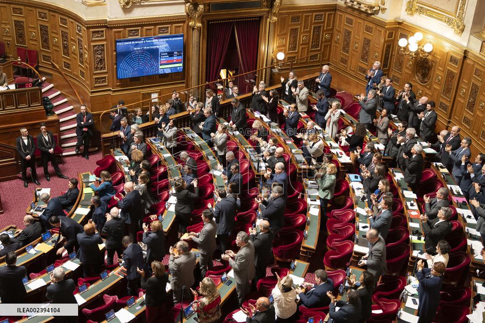 Senate Votes To Enshrine Abortion Rights In Constitution - Paris