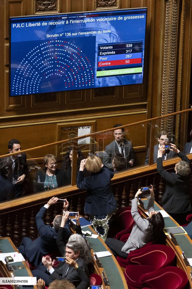 Senate Votes To Enshrine Abortion Rights In Constitution - Paris