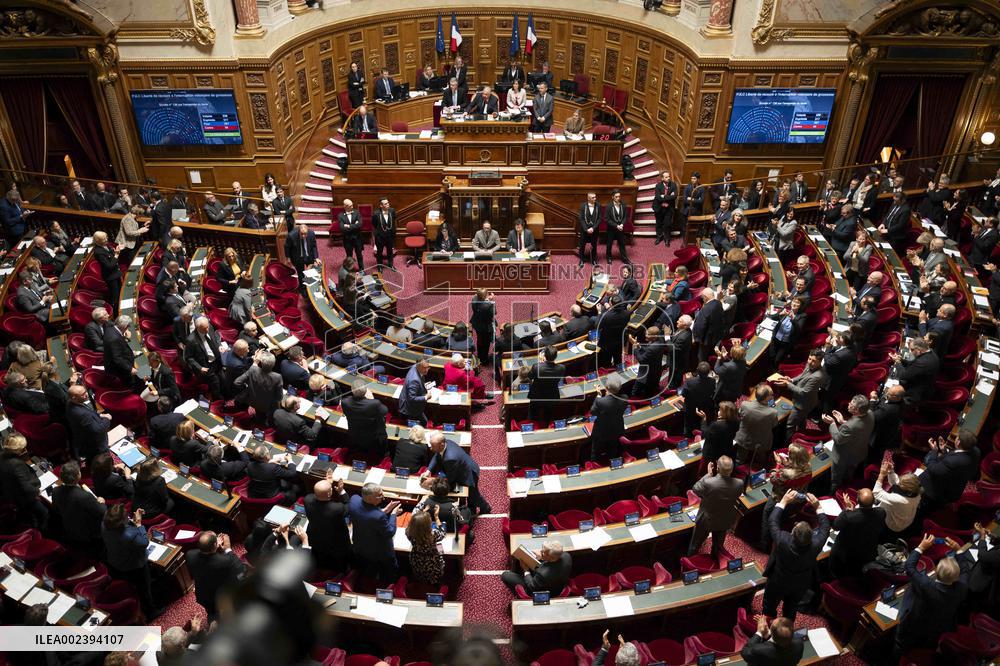 Senate Votes To Enshrine Abortion Rights In Constitution - Paris