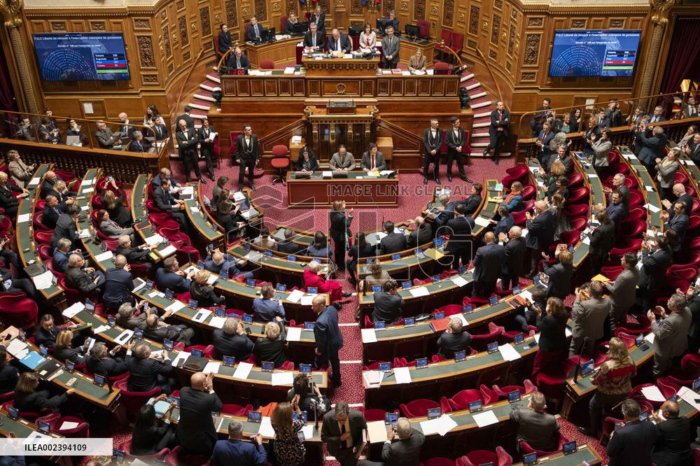 Senate Votes To Enshrine Abortion Rights In Constitution - Paris