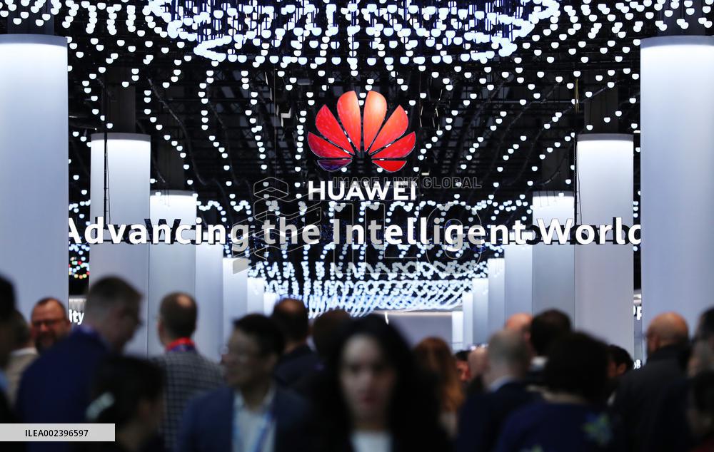 Xinhua Headlines: Chinese innovations ignite wow moments at world's leading mobile tech gala