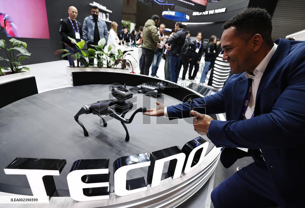 Xinhua Headlines: Chinese innovations ignite wow moments at world's leading mobile tech gala