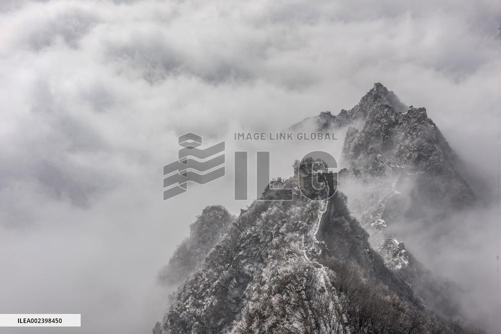Get a grand view of a sea of clouds when climb to the top of the China's Jiankou Great Wall